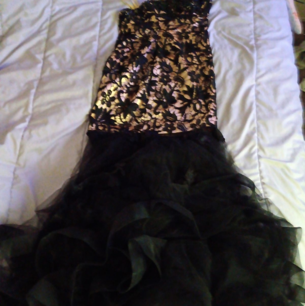 Mac Duggal mermaid tail gown size 4 black and gold